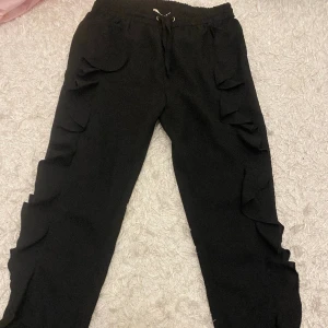 Byxor - En fin svart Kappahl byxa, storlek 152. Användes bara 2-3 gånger, perfekt style 