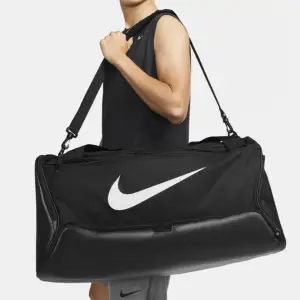 Säljer denna duffel bag från Nike i storlek Large. Fick fel storlek därför säljer jag💕 nyskick, köpt för 520 kr säljer för 300+ frakt💗