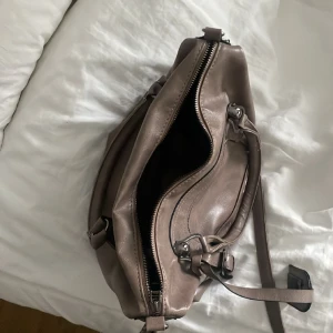 Fin väska  - Väska med långt band får plats med mycket i!🥰