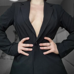 Kavaj från NA-KD -  Riktigt snygg kavaj! Fick denna i present men är lite för stor på mig. Aldrig använd och alla lappar och extra knapparna sitter fortfarande kvar! 