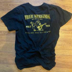 Cool true religon T-shirt i hyfsad bra skick. Kontakta för fler bilder eller funderingar💕