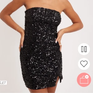 Klänning  - Säljer denna fina klänning som passar perfekt till fest, då den inte kommer till användning. Endast använd 4 gånger. Nypris 399kr. Frakt tillkommer✨🪩