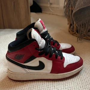 Jordan 1 mid  - I modellen Chicago 2020, använda men i bra skick🩷 