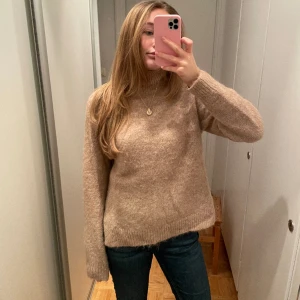 Tjock stickad tröja från Zara - Brun/beige tjock stickad tröja från Zara, polokrage 