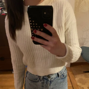 Stickad tröja - Vit stickad tröja. Super mjuk och mysig! Är i storlek 146/152 men passar som xs. 