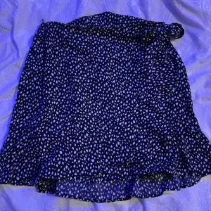 En kjol i från shein, som man knyter  Stolek M 