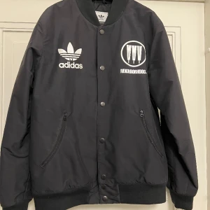 Neighborhood X adidas jacka  - Neighborhood X adidas jacka  Storlek S, (passar M) Begagnad men bra skick