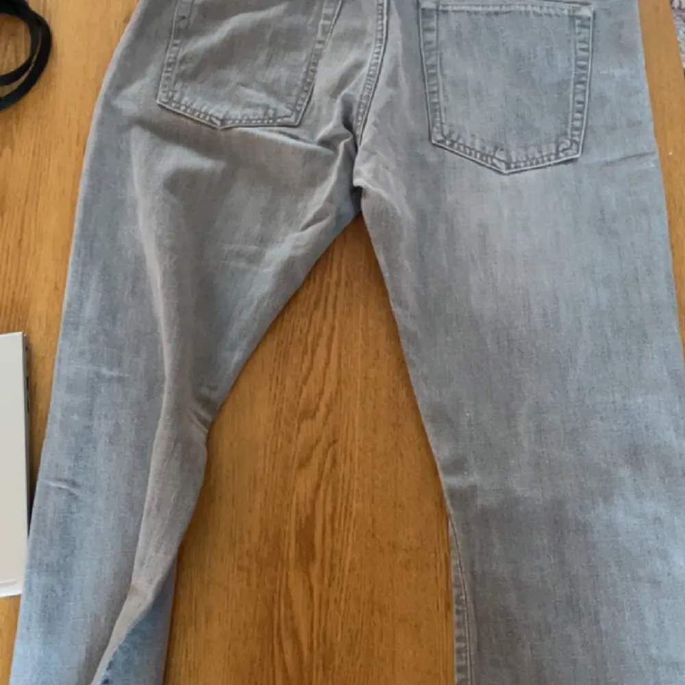 Snygga acnejeans i smalare passform i storlek 32/34 Material: bomull . Jeans & Byxor.