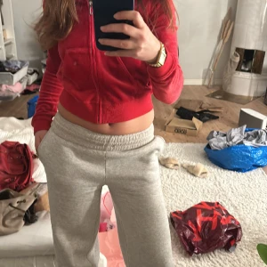 Mjukisbyxor - Grå mjukisbyxor från bikbok som blir lågmidjade om man viker ner dom 💕de har tyvärr blivit för små för mig