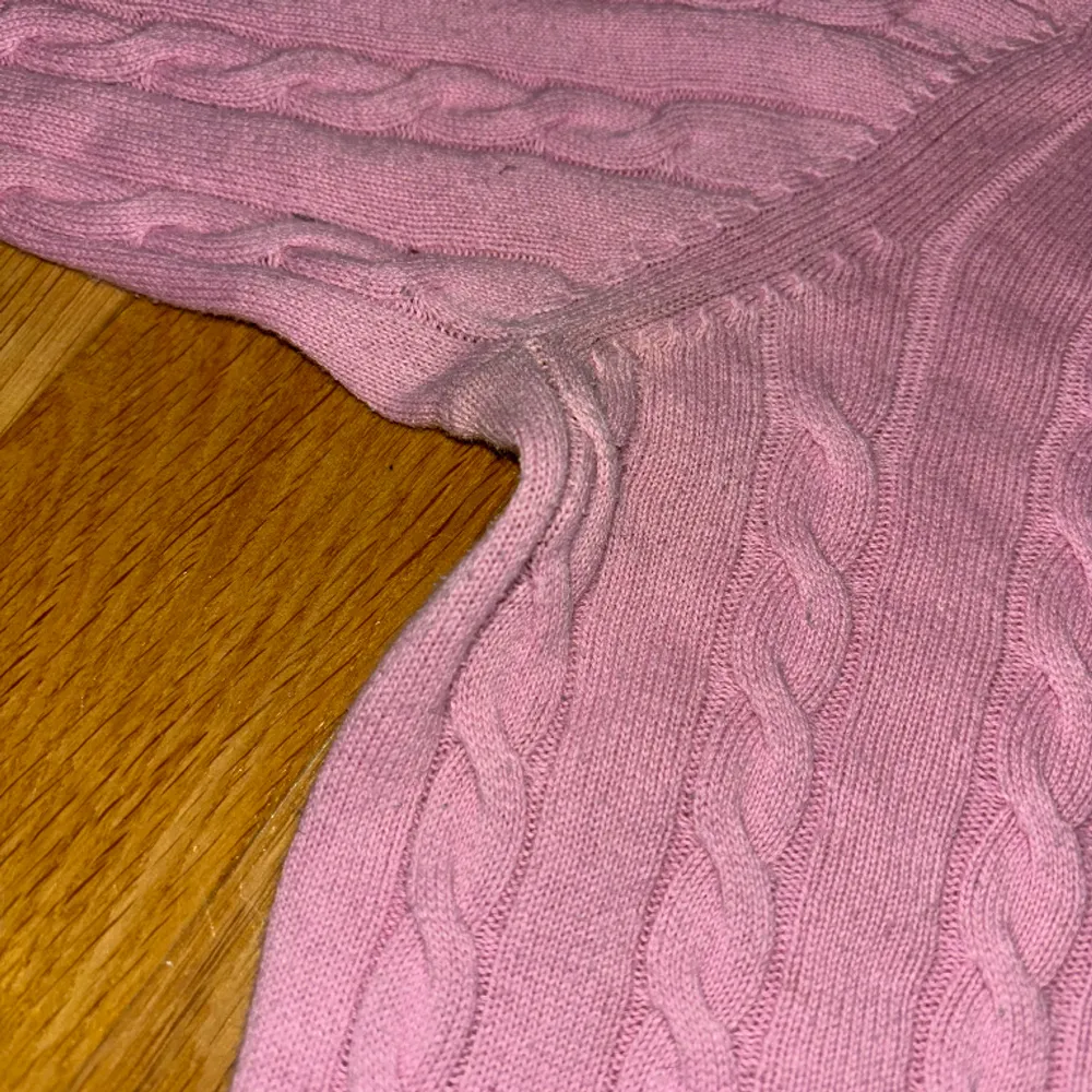 En fin tröja som är köpt från en secondhand men aldrig använd utav mig💕 lite missfärgad i ärmhålan(se bild) men det är inget som syns när man har på sig den💕. Tröjor & Koftor.