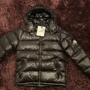 Säljer min Moncler Maya Jacka, storlek 2, passar S/M. Fungerande NFC. Perfekt skick helt oanvänd! Pris kan diskuteras vid snabb affär