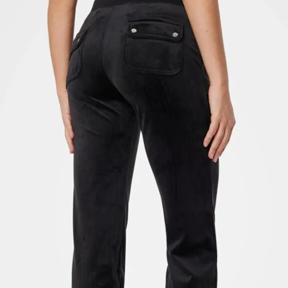 Säljer mina fina svarta juicy couture byxor som inte används längre som är i nyskick.  +frakt kostnad/ kan mötas upp i Örebro. Tveka inte på att höra av dig vid frågor:) De första två bilderna är tagna ifrån internet. Pris går att diskutera . Jeans & Byxor.
