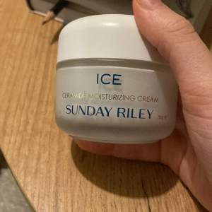 ICE Ceramide moisturizing cream. Soothes dry and sensitive skin with pro-cermides. Strengthening skin barrrier. Ordinariepris 759kr, säljer för hälften 379kr. Aldrig använd, fått som en gåva. 