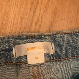 Säljer dessa snygga bootcut jeans storlek 158, andvända fåtal gånger säljer dom för är stora i midjan och sitter inte bra. Nypris 300kr