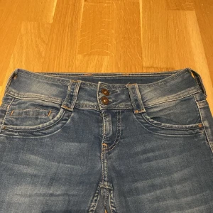 lågmidjade jeans - Säljer desss lågmidjade pepe jeans eftersom jag ej använder dom längre. Inga defekter💘