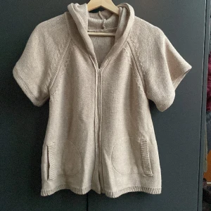 Stickad tröja med luva - Så snygg stickad tröja med luva!🌸