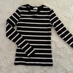 Randig tröja  - Den här tröjan i storlek M ä har aldrig använts och är från Ginatricot. Perfekt basplagg men inte min stil tyvärr! 