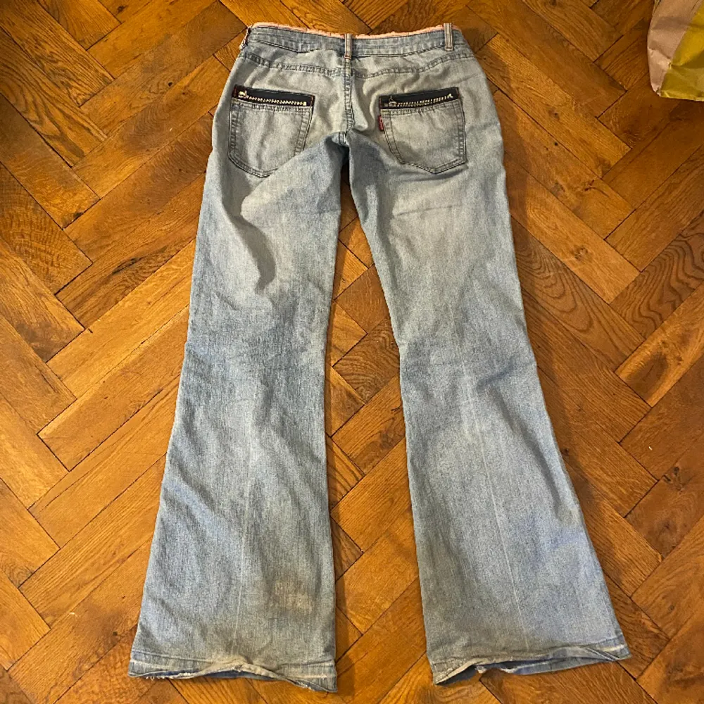INTE SÅLDA, MEN OSÄKER OM JAG SKA SÄLJA❗️❗️❗️ lågmidjade vintage jeans i strl 36, jättefint skick💕postar/möts upp i stockholm<3. Jeans & Byxor.