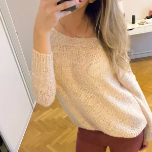 Stickad tröja🙌🥰 - Såå himla söt stickad ljusrosa tröja med små paljetter i😍🥹 super gullig ba till skolan eller till middag 🫶🫶