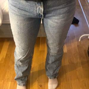 Blåa, raka jeans i strl 42. Storleken är liten i strl och passar en som vanligtvis bär strl M! Jeansen är från STR och är i väl skick! ❤️Skriv för fler bilder!