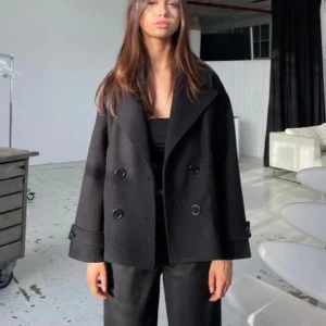 Designbysi kappa - Säljer nu denna kappa som är från Designbysi. Har använt den några gånger och den är därför i bra skick. Kan frakta men även mötas upp i Stockholm