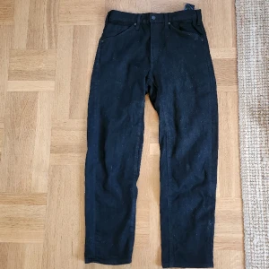 Svarta Jeans från Uniqlo - Nyskick. W29. Stretchiga o passformen är mer åt baggy.