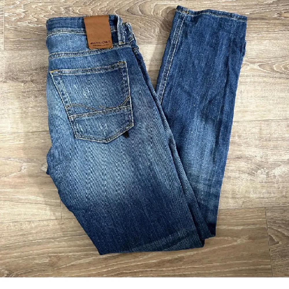 Säljer ett par riktigt sköna Jack and Jones slim glenn jeans, mycket bra passform snygg design. Passar mig som är 180 väger runt 70 kg. Hör av er vid fler frågor ALLT GOTT// Almen🪿. Jeans & Byxor.