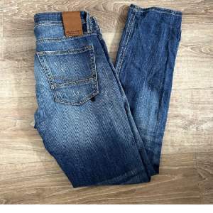 Säljer ett par riktigt sköna Jack and Jones slim glenn jeans, mycket bra passform snygg design. Passar mig som är 180 väger runt 70 kg. Hör av er vid fler frågor ALLT GOTT// Almen🪿