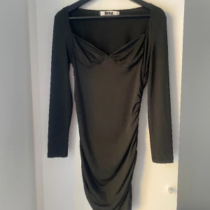 DM klänning  - Snygg och figursydd klänning från Dennis Maglic, använd endast en gång och säljs pga för stor storlek för mig. 