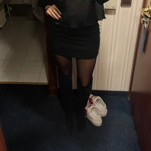 Svarta höga mocka boots - Svarta höga mockaboots