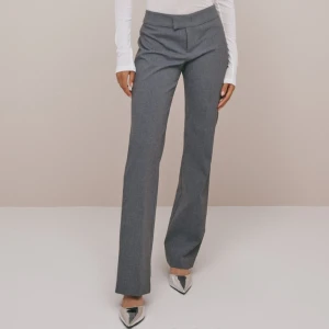 Gråa kostymbyxor  - Säljer mina oanvända kostymbyxor då jag inte kan lämna tillbaka dom för prislappen ej är kvar. Sitter jättefint i rumpan och är skit snygga! SLUT PÅ HEMSIDAN!