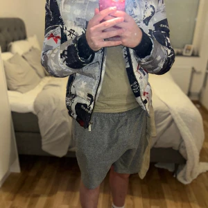 Inte bara en vanlig jacka - Sjukt snygg och ovanlig maniére de voir jacka som tyvärr har ett litet hål i armhålan. Hålet syns dock inte alls när du använder jackan. Annars varm och go jacka som också utsöndrar synlighet! Jackan går inte längre att få tag i ny!