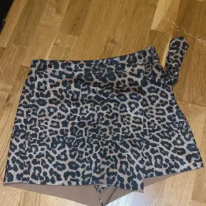 En snygg oanvänd leopard kjol med insydda shorts från Zara i storlek S