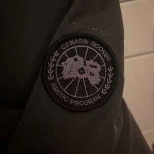 Helt ny Canada Goose jacka - Säljer helt ny Canada Goose jacka då den inte riktigt passade mig. Strl M men skulle säga mer som XS-S, mörk grön. Finns att hämta i Falun/Borlänge, kan skickas men köparen betalar frakten. Priset kan diskuteras 😊 hör av dig vid ev frågor 
