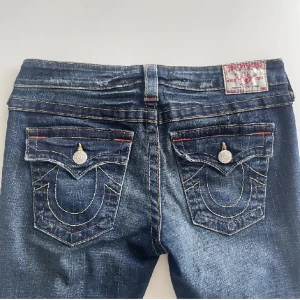 TRUE RELIGION JEANS  - True religion jeans💕 super fina jeans som jag köpte här på Plick men som var lite stora för mig, innerbenet:85 midjemått:38 rakt över💕💕( bilderna är lånade) kontakta för egna bilder❤️