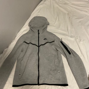 Nike tech flecce - Det är i storlek M men passar storlek S den är grå. Har haft den i två månader så är i bra skick. 