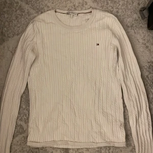 Tröja - En Tommy hilfiger tröja för endast 300 kronor. Går även att såklart tvätta och stryka noggrant innan köpet! 