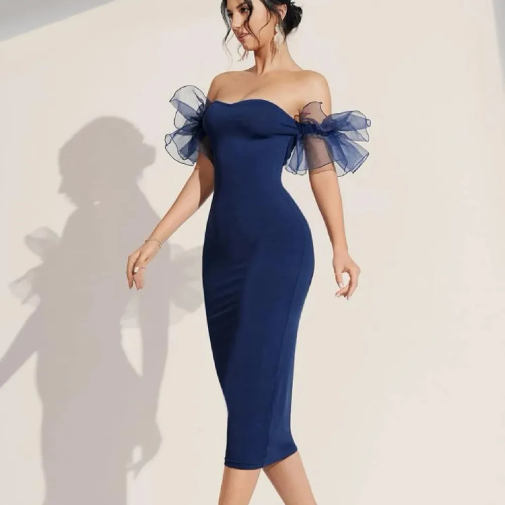 En jettefin blå klänning med sånna puffiga armar om man vill lägga till dom annars kan man ha den ensam som en basic off shoulder klänning, den är använd en gång och är i väldigt bra skick, kontakta vid frågor💕. Klänningar.