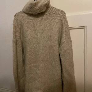 Gosig stickad tröja  - Använt fåtal gånger. Sticks inte och är varm! ❤️ lång och mysig. Passar S-M då den ska vara oversized.