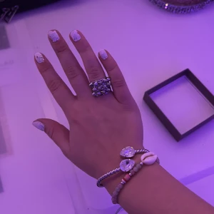 Edblad ring - Säljer min silvriga Edblad ring i storlek Xs som motsvarar 16,0 mm. Det har lossnat en tagg längst upp i vänster hörnet vilket gör att jag säljer den för ett billigare pris. Annars i fint skick.