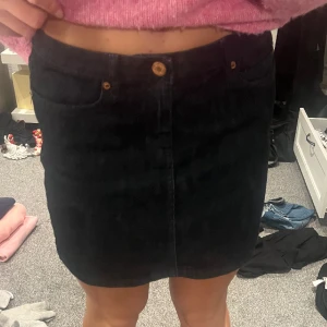 Jeans kjol  - Marinblå jeans kjol Noisy may. Använd 1 gång. Fint skick. Finns inte storlek men troligtvis S.