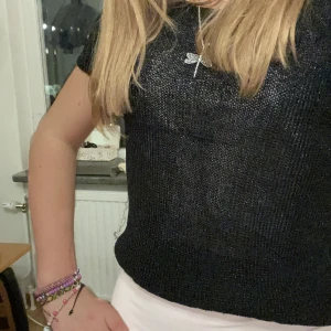 Festtopp - Jättefin stickad T-shirt med glitter på. Perfekt festtopp eller nyårstopp💗Storlek 36 alltså S och sitter jättefint💗