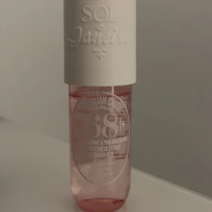 Parfym  - Använd några gånger, men den är nästan full som ni ser på bilden