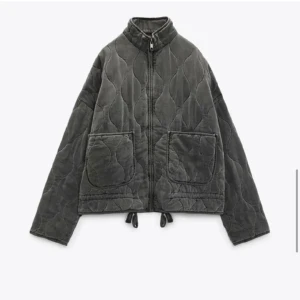 Zara jacka  - Säljer denna superfina grågröna jackan, kommer tyvärr inte till användning. 9/10 skick🩷