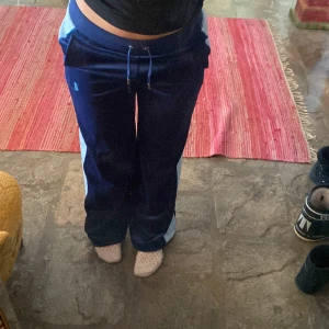  Juicy Couture Navy Velour Track Pants - Säljer dessa helt oanvända och slutsålda juicybyxor som jag fick i julklapp. (Lappen är kvar) Skitsnygga men behåller dom inte eftersom jag redan har ett par. 