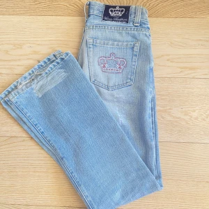 Lågmidjade Jeans - Skitsnygga bootcut lågmidjade Victoria Beckhem jeans!  Innerbenslängden är 76cm och midjemåttet är 36cm.  Tyvärr är det ett litet hål precis under fickan men inget som märks av värst mycket 💓