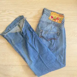 Lågmidjade replay bootcut jeans, innerbenslängden 72cm och midjemåttet 36cm. De är lite slitna längst ner men inget som är som syns super mycket 💕