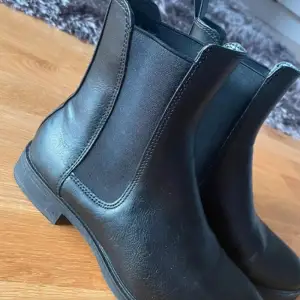Ett par svarta skor/boots från clou. Storlek 36. Aldrig använda. Nypris 499 kr. 
