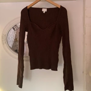 Brun babydoll topp - Brun trendig tröja från hm, jätteskön och helt oanvänd utan prislapp. Säljer för den aldrig kommer till användning. Storlek L men passar mig som är M, den är stretchig också 
