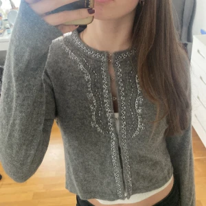 Grå kofta med silverdetaljer  - Så fin grå stickad kofta med silvriga pärlor och broderier framtill🤩tveka inte om ni har några frågor💌💌